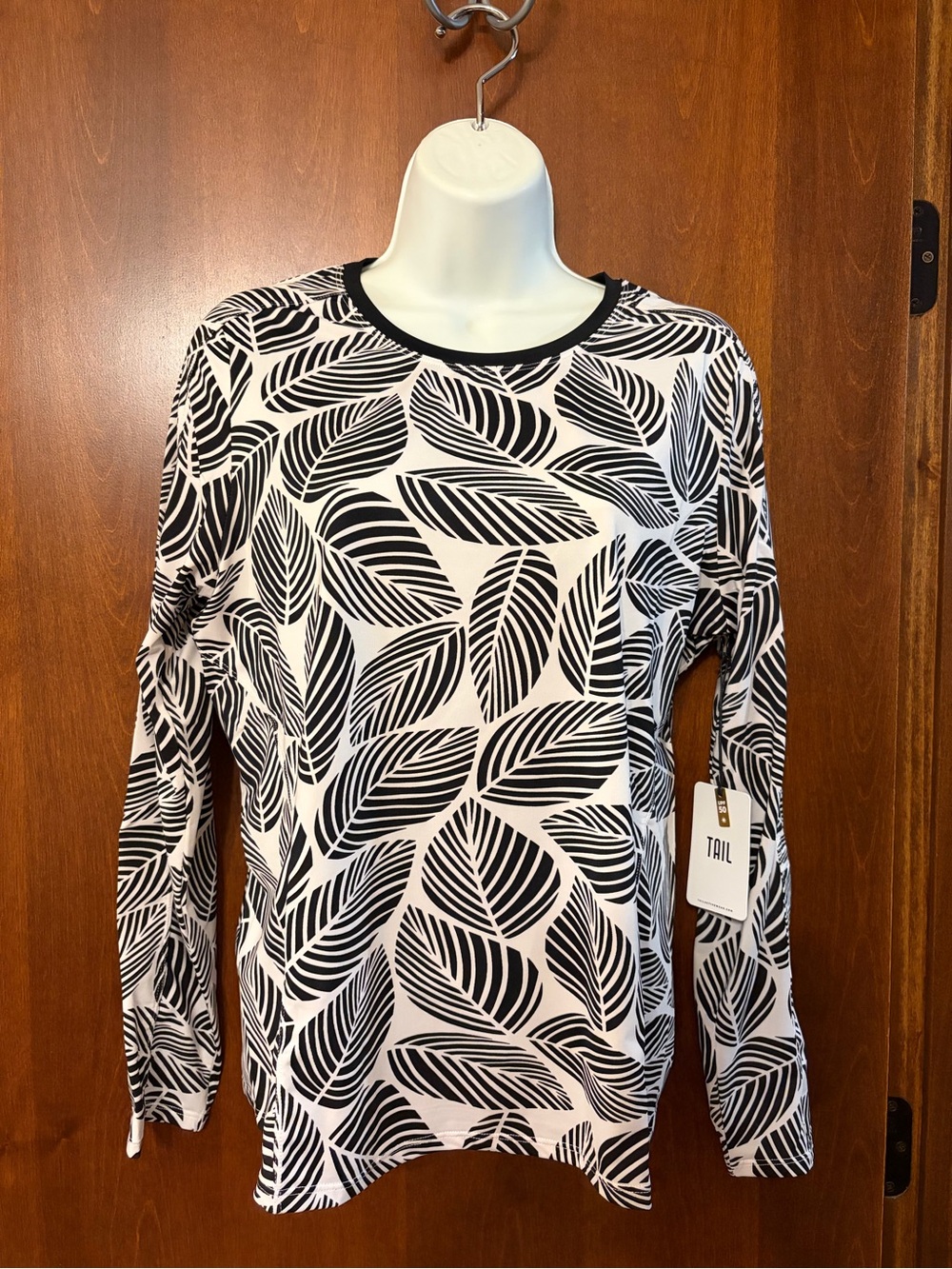 New TAIL Black & White Leaf Print Long Sleeve Top - M